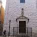 Camminiamo per circa 200 metri prima di trovare sulla destra l'omonima concattedrale:  una costruzione del 1570 in pietra che fa della semplicit il suo tratto distintivo, con un portone preceduto da due scalini e circondato da un'alta cancellata